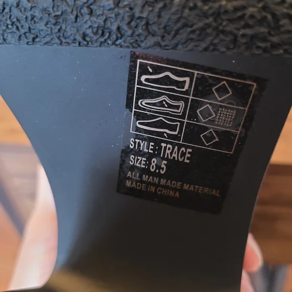 Yoki 1990s Leatherette Platform T Strap Pumps - Picture 8 of 9